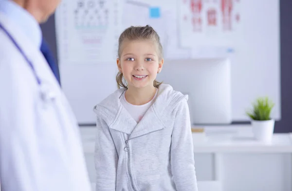 Retrato de una linda niña y su médico en el hospital —  Fotos de Stock