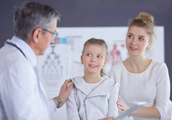 Petite fille avec sa mère chez un médecin sur consultation — Photo