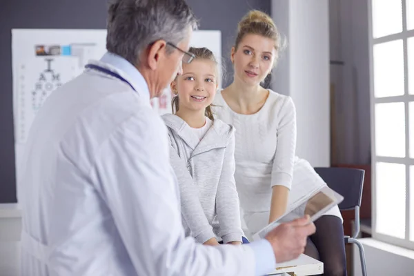 Klein meisje met haar moeder op consult bij een dokter — Stockfoto