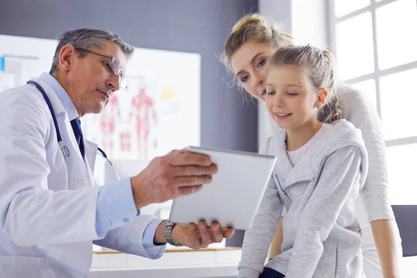 Klein meisje met haar moeder op consult bij een dokter — Stockfoto