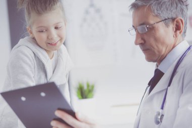 Küçük tatlı bir kız ve hastanedeki doktorunun portresi.