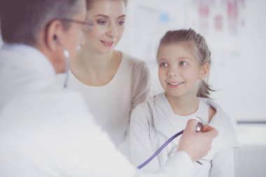 Annesiyle birlikte küçük bir kız danışmanlık için doktora gitmiş.