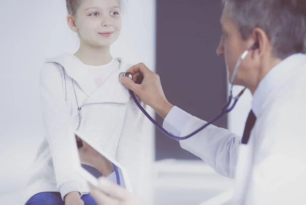 Mädchen und Arzt mit Stethoskop hören Herzschlag — Stockfoto