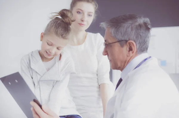 Kleines Mädchen mit Mutter zum Arzt auf Konsultation — Stockfoto