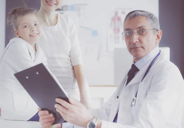 Klein meisje met haar moeder op consult bij een dokter — Stockfoto