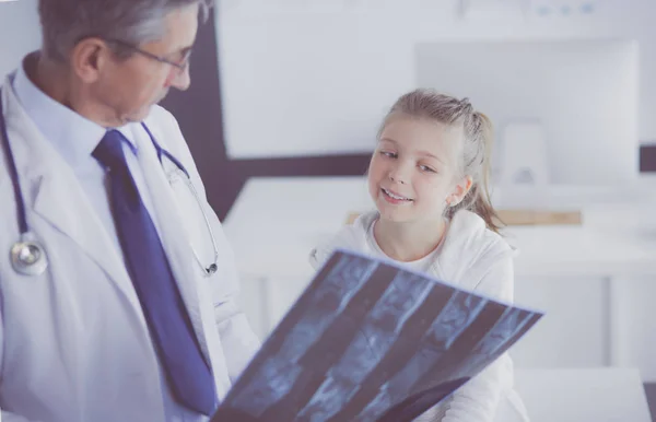 Retrato de una linda niña y su médico en el hospital — Foto de Stock