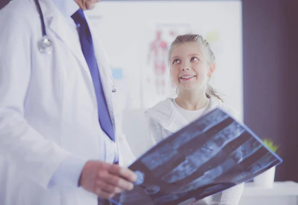 Retrato de una linda niña y su médico en el hospital — Foto de Stock