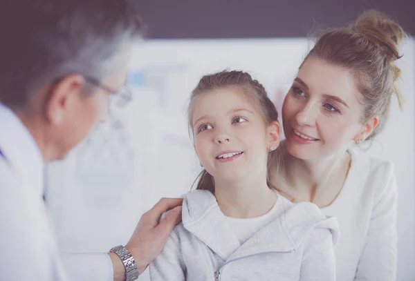 Malá dívka se svou matkou u lékaře na konzultaci — Stock fotografie