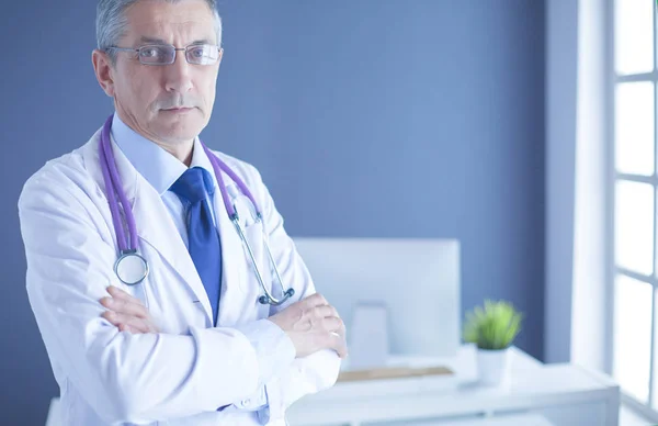 Porträt eines lächelnden Arztes in seinem hellen Büro — Stockfoto