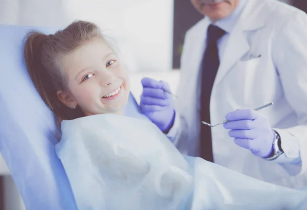 Küçük kız dişçi ofisinde oturuyor. — Stok fotoğraf