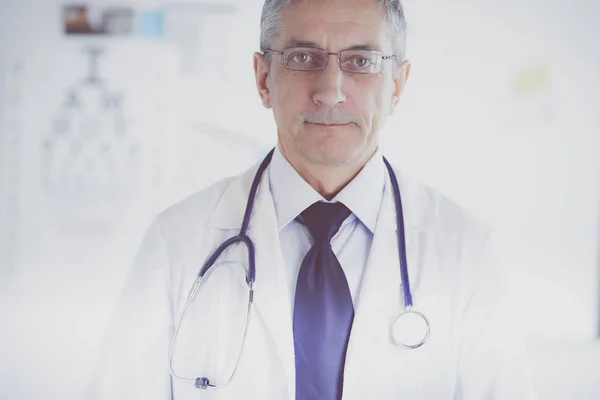 Homme médecin écrit des notes sur le presse-papiers à l'hôpital — Photo