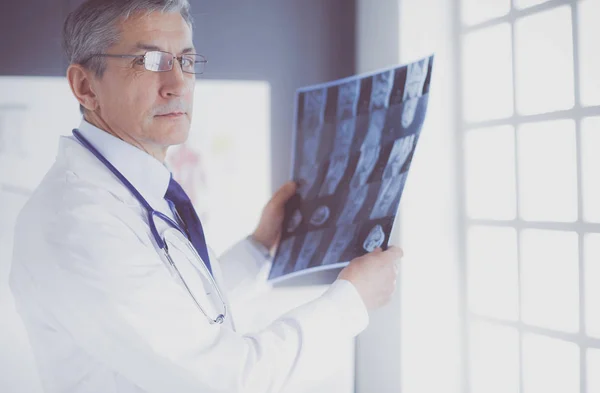 Férfi orvos gazdaság röntgen vagy roentgen kép — Stock Fotó