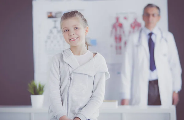 Retrato de una linda niña y su médico en el hospital — Foto de Stock