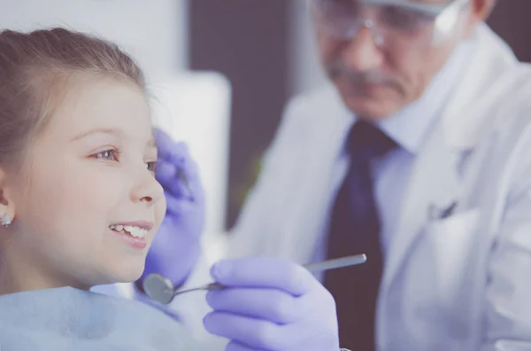 Menina sentada no consultório dos dentistas — Fotografia de Stock