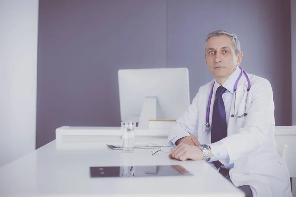 Porträtt av överläkare sittande på läkarmottagningen — Stockfoto