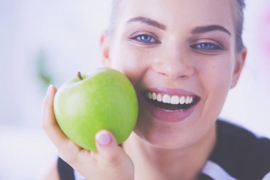 Yeşil elmalı, sağlıklı, gülümseyen bir kadının portresi..