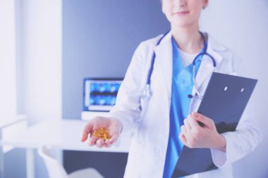 Klinikte doktorların ellerinin hapları tutarken yakın plan çekimleri..