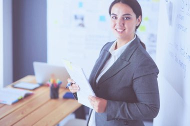 İş, eğitim ve ofis konsepti - yönetim kurulu ile iş ekibi bir şey tartışıyor.