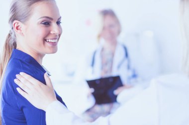 Doktor ve hasta masada otururken bir şey tartışıyorlar. İlaç ve sağlık hizmetleri kavramı