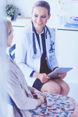 Doktor ve hasta masada otururken bir şey tartışıyorlar. İlaç ve sağlık hizmetleri kavramı