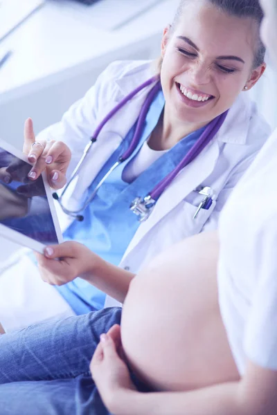 Jovem médica examinando mulher grávida na clínica. — Fotografia de Stock