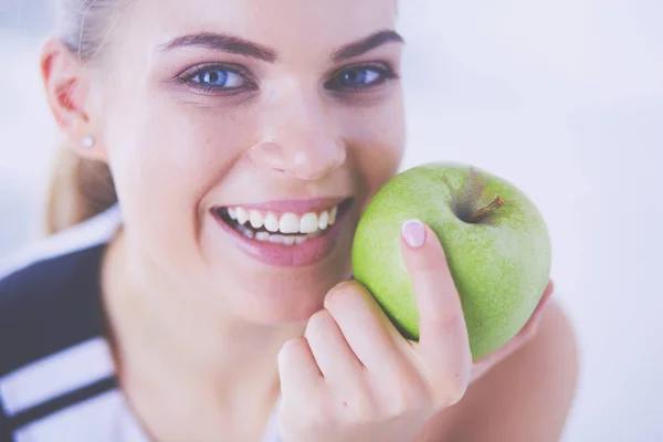 Portrait rapproché d'une femme souriante et en bonne santé à la pomme verte. — Photo