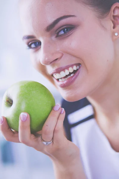 Close up portret zdrowej uśmiechniętej kobiety z zielonym jabłkiem. — Zdjęcie stockowe