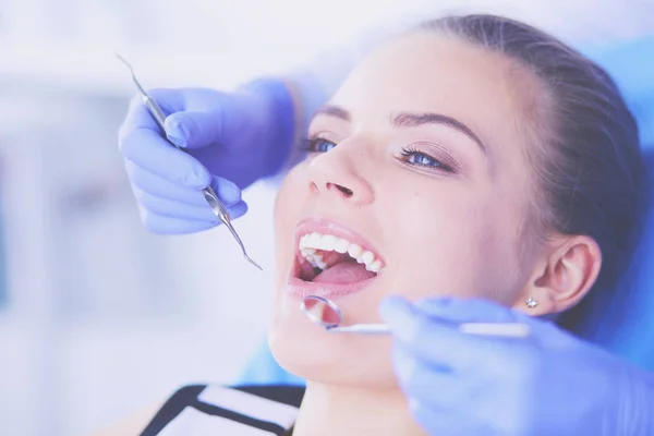 Mujer joven con la boca abierta examinando la inspección dental en el consultorio del dentista. — Foto de Stock