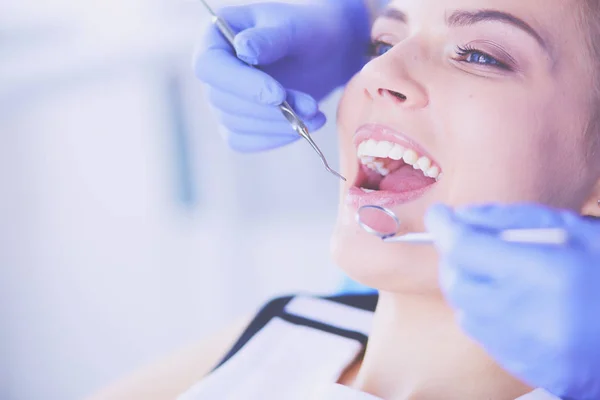 Junge Patientin mit offenem Mund untersucht Zahnarztpraxis. — Stockfoto