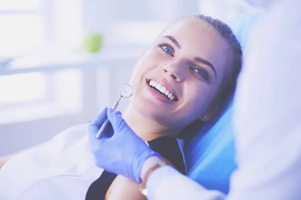 Jovem Paciente feminina com sorriso bonito examinando inspeção dentária no consultório odontológico. — Fotografia de Stock