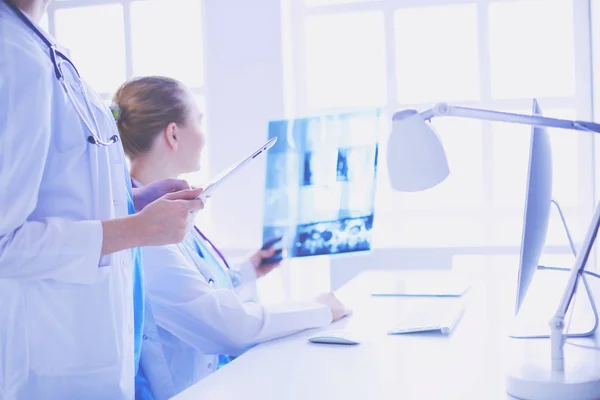Крупним планом знімок лікарів рук тримає планшет і колегу, сидячи за столом на фоні . — стокове фото