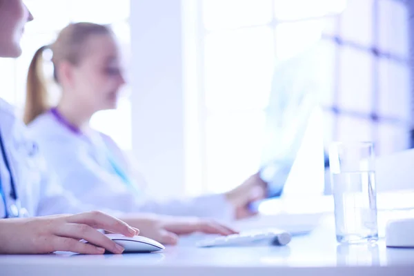 Двоє молодих жінок-лікарів працюють на комп'ютері в лікарні . — стокове фото