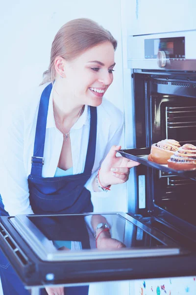 Женщина-повар держит тарелку с домашней выпечкой — стоковое фото