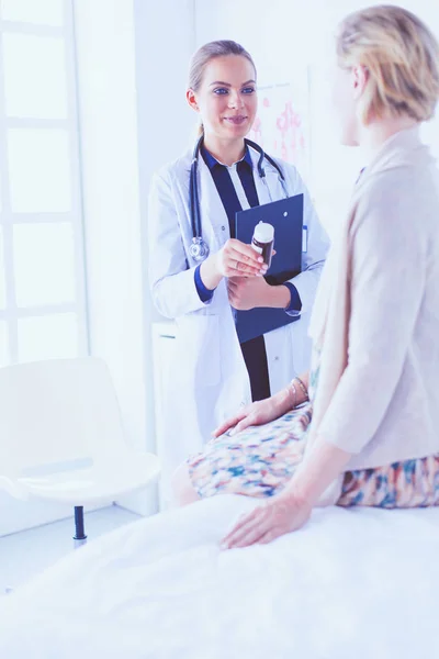 Doctor y paciente discutiendo algo mientras están sentados en la mesa. Concepto de medicina y salud — Foto de Stock