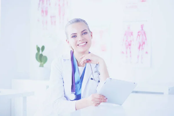 Ritratto di medico donna amichevole con stetoscopio sorridente alla macchina fotografica. — Foto Stock