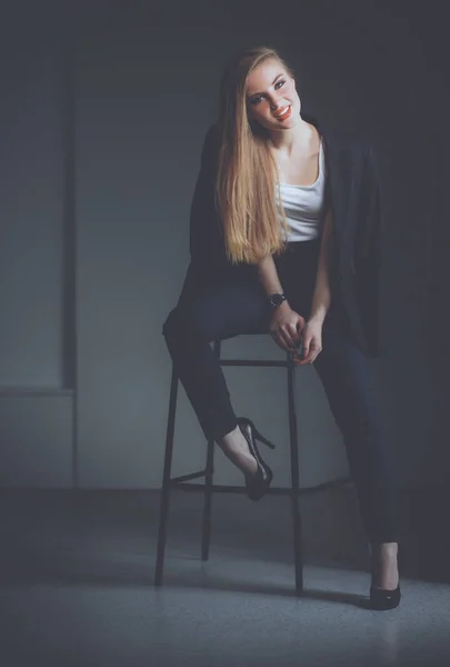 Jovem sentada em uma cadeira — Fotografia de Stock