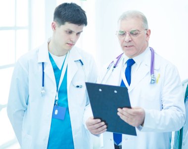 Başarılı tıbbi ekip. Kendine güvenen doktorlar bir arada durur ve gülümserler.