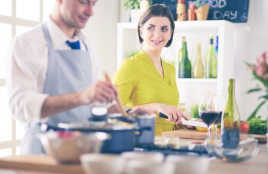 Mutfakta dijital tablet kullanan güzel genç bir kadın.