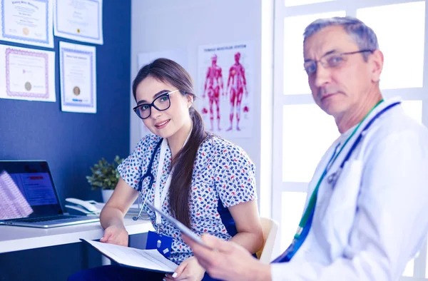 Due dottori che parlano in un ufficio luminoso — Foto Stock