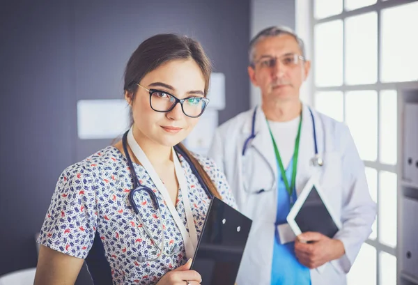 Ein Ärzteteam, Mann und Frau, im Amt — Stockfoto