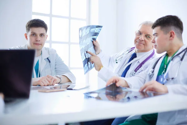 Equipo médico sentado y discutiendo en la mesa — Foto de Stock