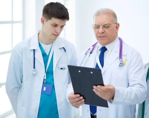 Succesvol medisch team. Zelfverzekerde dokters team staan samen en glimlachen — Stockfoto