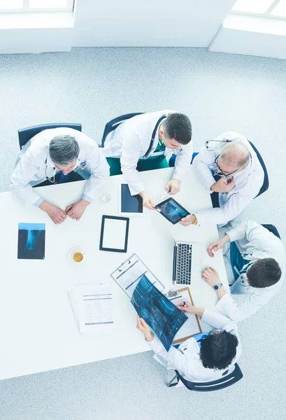 Equipe médica sentado e discutindo à mesa, vista superior — Fotografia de Stock