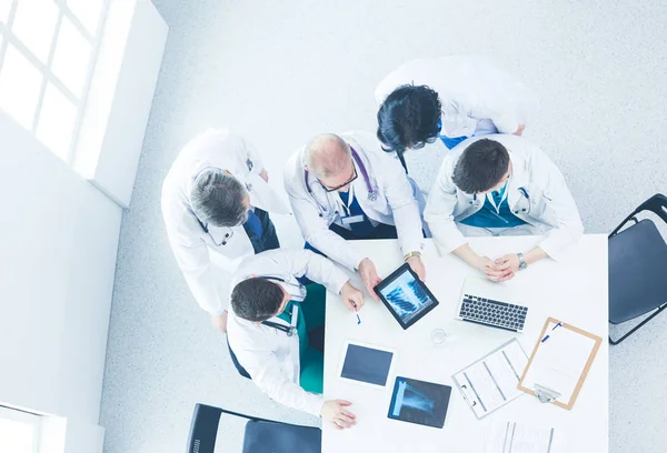 Equipe médica sentado e discutindo à mesa, vista superior — Fotografia de Stock