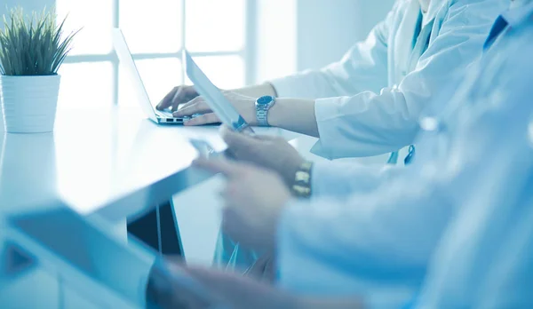 Equipo médico sentado y discutiendo en la mesa —  Fotos de Stock