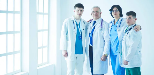Başarılı tıbbi ekip. Kendine güvenen doktorlar bir arada durur ve gülümserler. — Stok fotoğraf