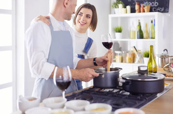 Pareja cocinando juntos en la cocina en casa —  Fotos de Stock