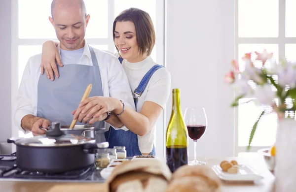 Casal cozinhar juntos na cozinha em casa — Fotografia de Stock