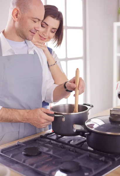 Pareja cocinando juntos en la cocina en casa —  Fotos de Stock