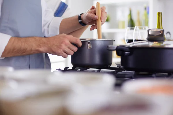 Couple cooking together in the kitchen at home — Stock Photo, Image